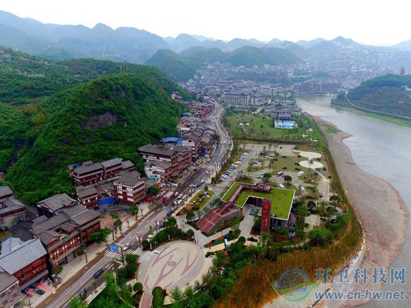 赤水河旅游公路旁的综合服务体。（贵州省公路局提供）