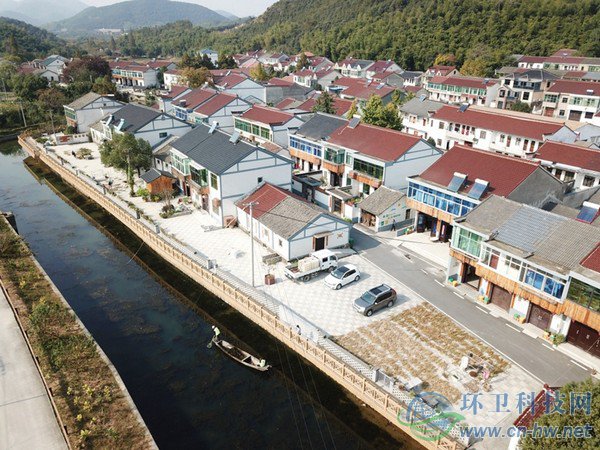 道场乡红里山村保洁员在清理河道（10月31日无人机拍摄）