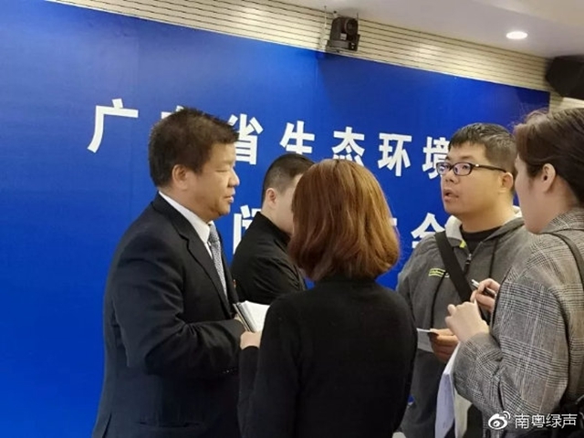▲省生态环境厅水处处长刘其汉会后接受记者采访