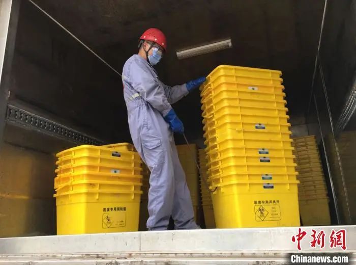 图为危废处置中心运输部苏怀国整理周转空箱,为次日工作做准备。 张婧 摄